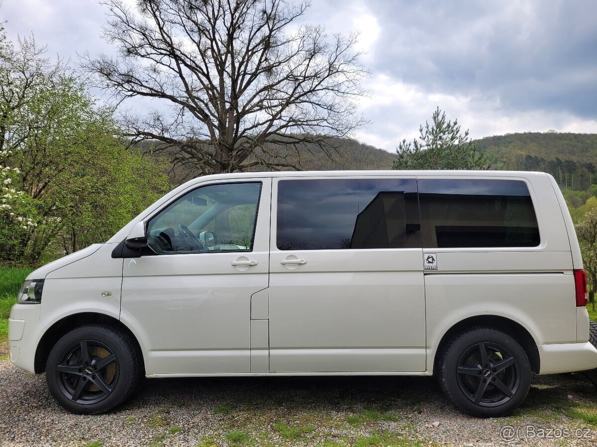 VW Caravelle T5, automat, 4×4, 8 míst , 2× šoupačky