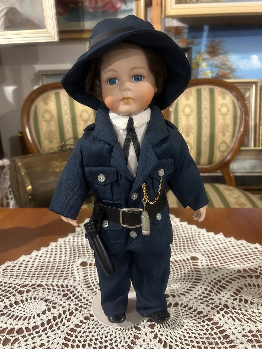 Porcelánová panenka policista z kolekce Leonardo