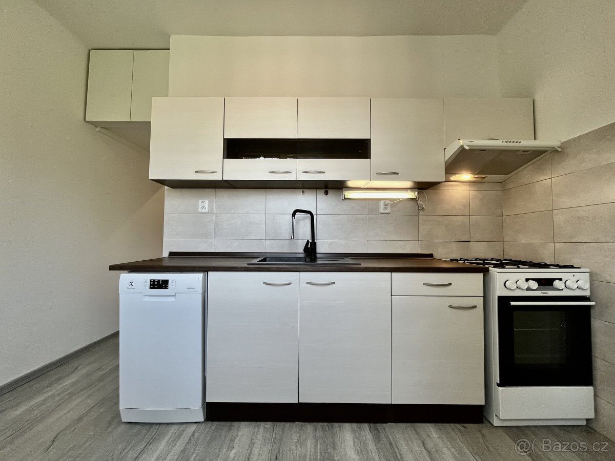 Pronájem bytu 1+1, Bajkalská, Poruba-sever, 8900 Kč/měs, 36