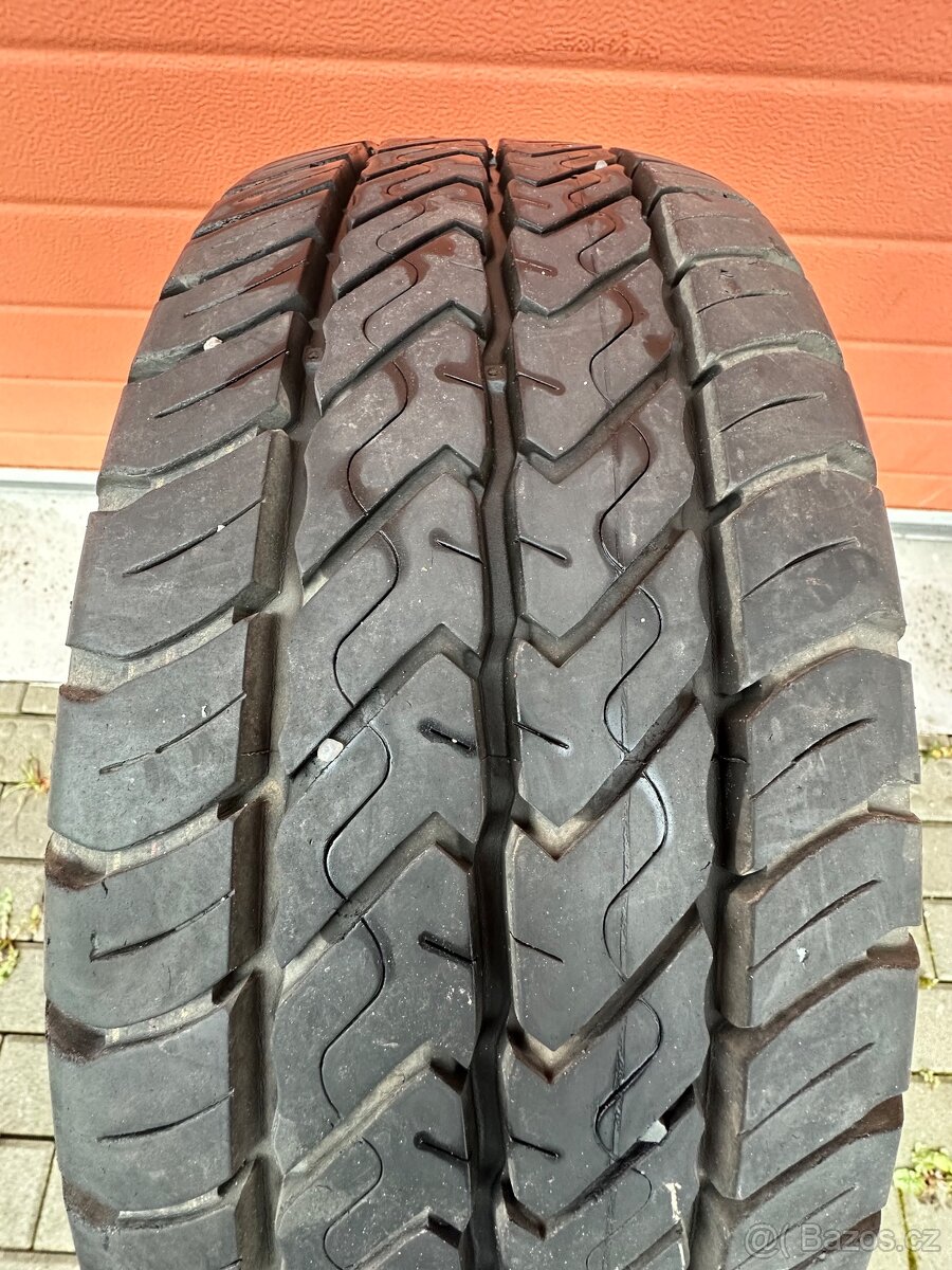 215/60 R17C Dunlop