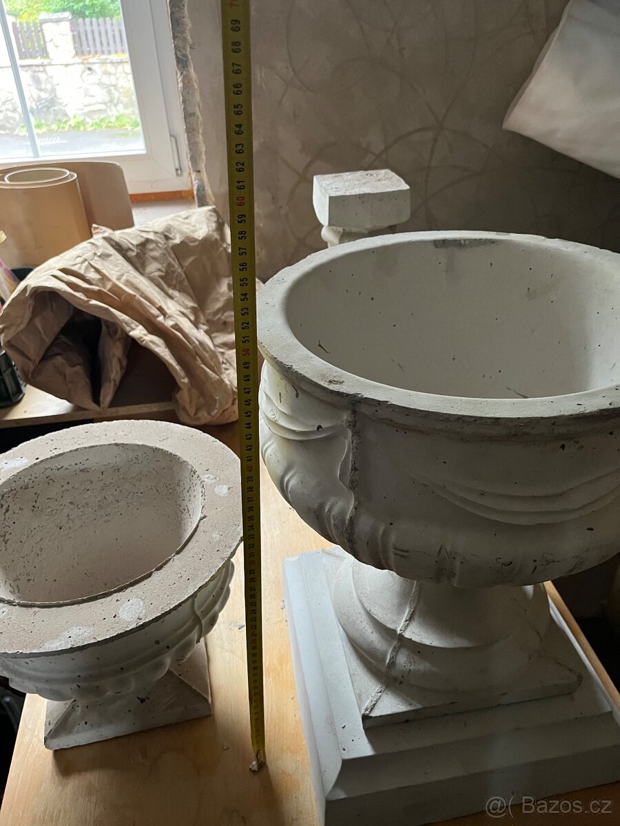 Betonové sloupky, květináče, podstavce