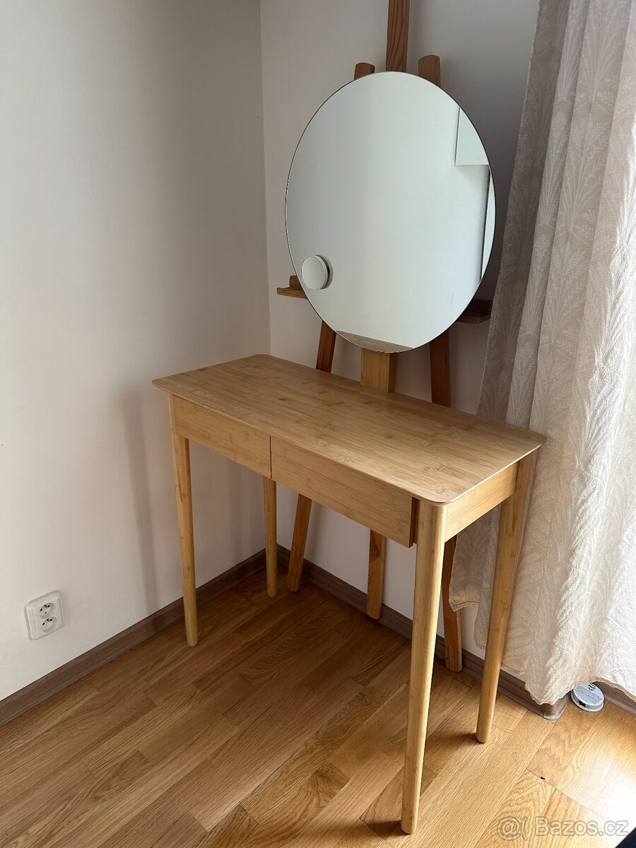 Toaletní stolek se zrcadlem