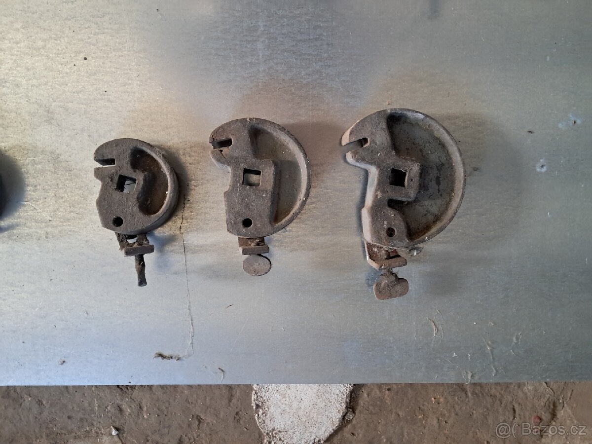 Přípravky na střešní okapové háky