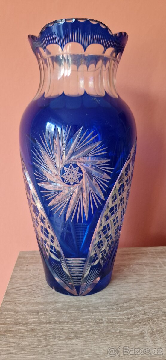 Modrá broušená křišťálová váza – české sklo