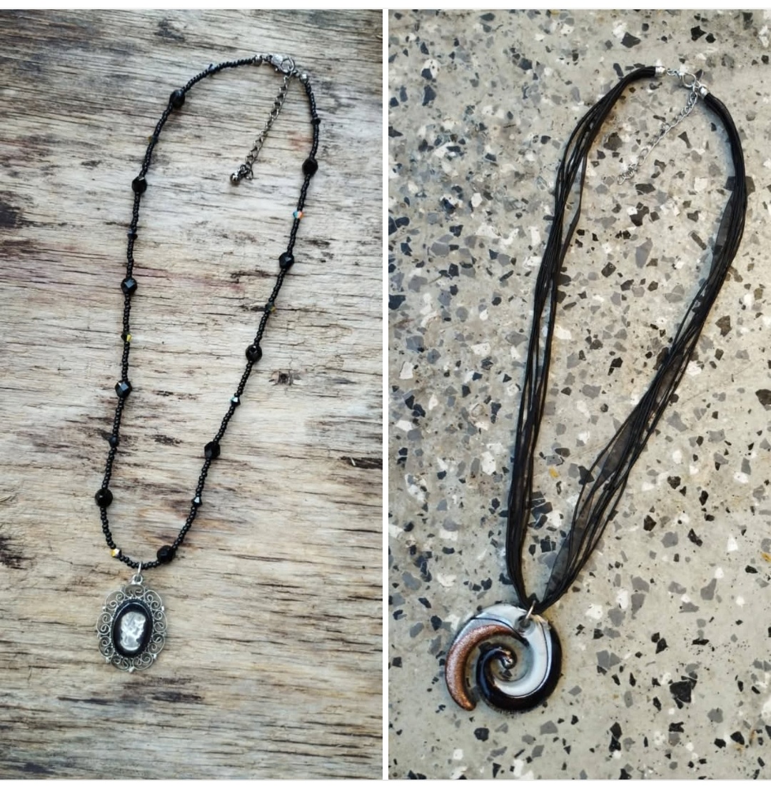 Staré šperky a bižuterie viz fota. Cena za kus 150 Kč.