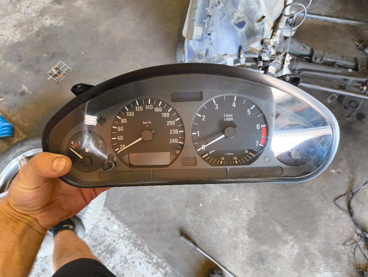 Budíky e36 R4 benzin