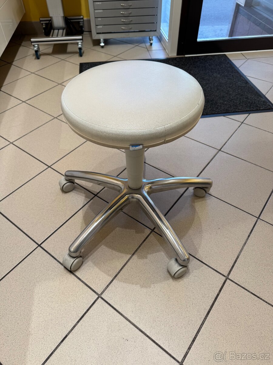 Zdravotní profesionální otočné židle, kožené. TOP STAV