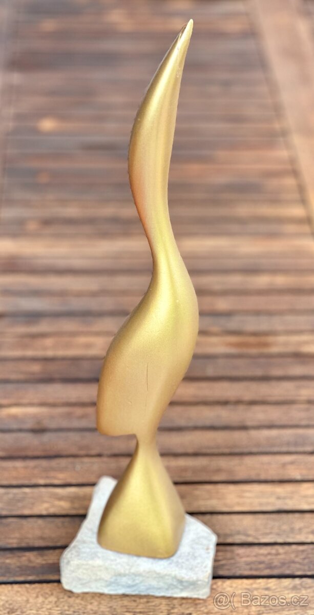 Soška skulptura zlatá volavka dřevěná na kameni TOP kousek