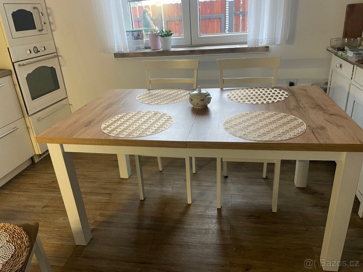 Jídelní stůl
