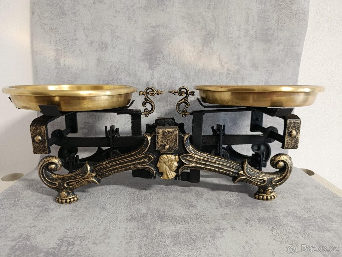 Staré dvoumiskové váhy se ženou po kompletní renovaci