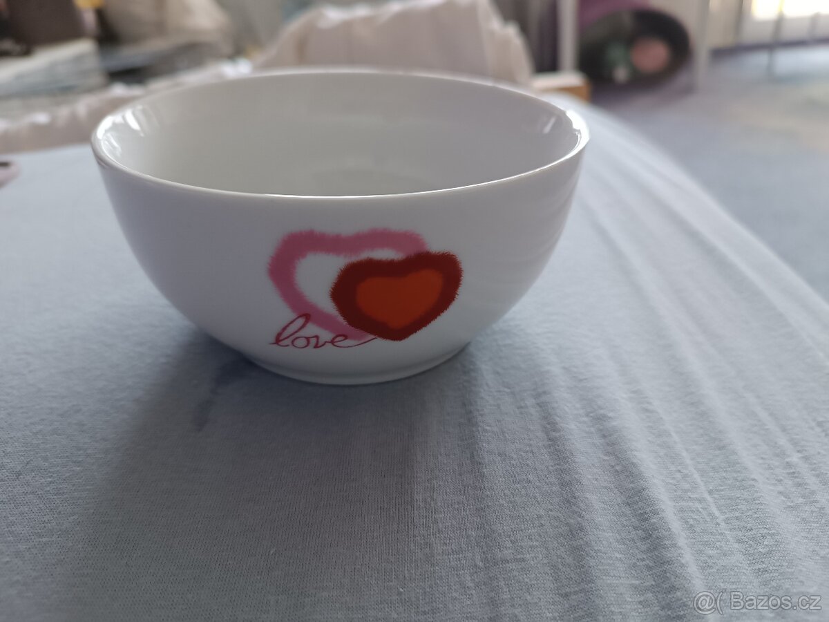 Bílá miska s logem srdce