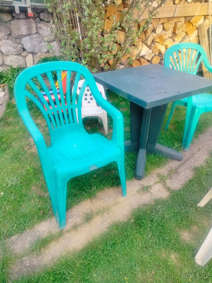 Plast stůl a židle
