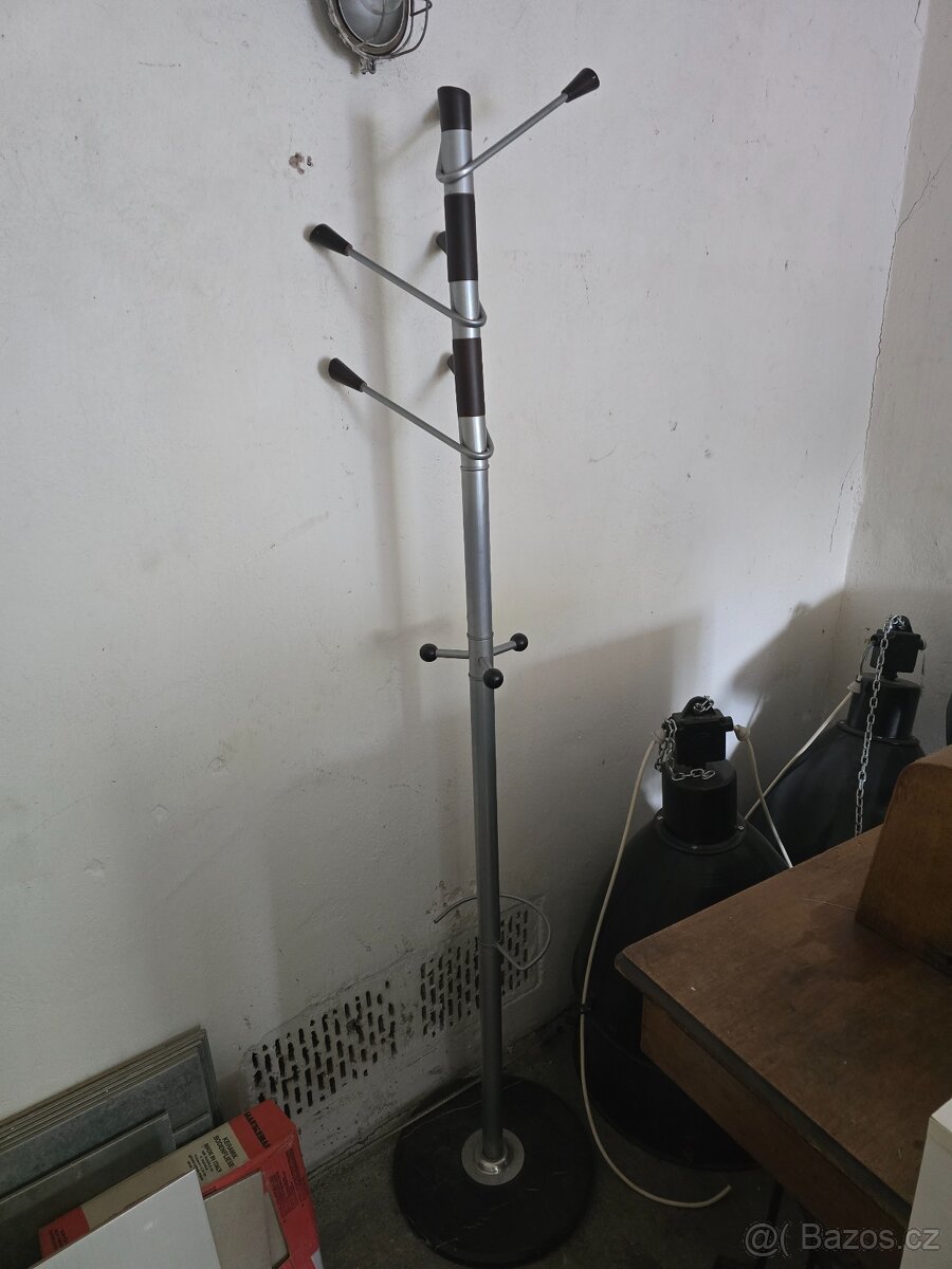 Věšák cca 180cm