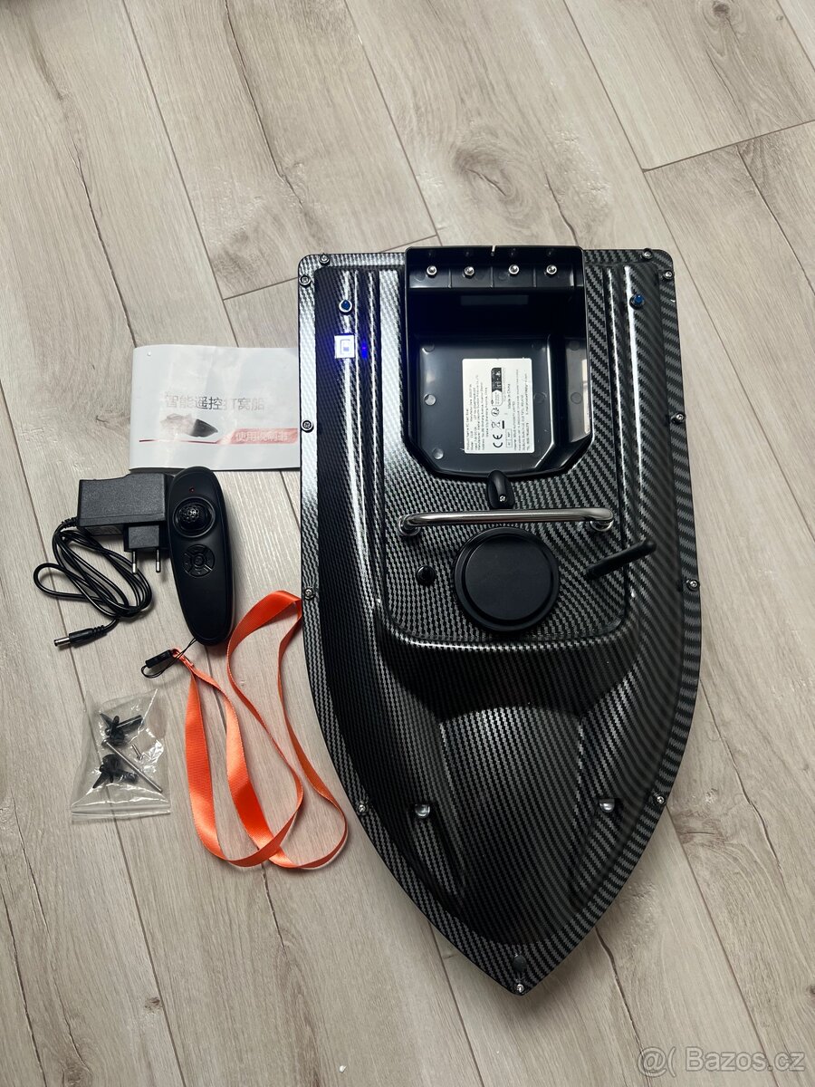 Zavážecí loďka na ryby