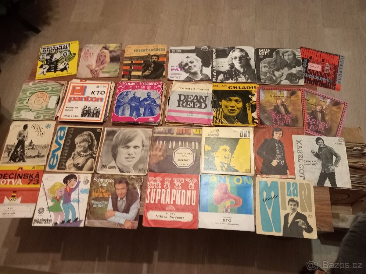 malé vinylové desky staré 70 léta