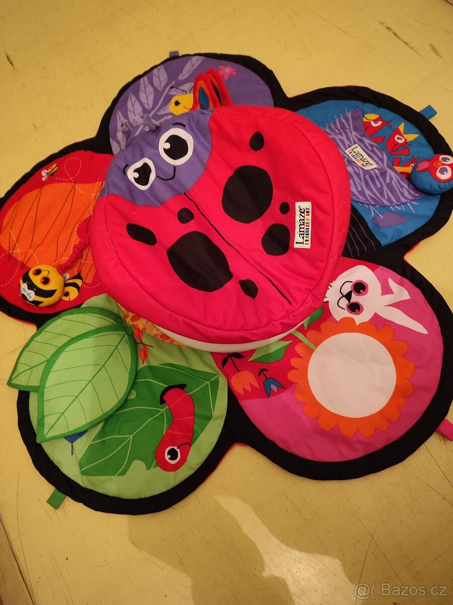 Lamaze Otočná zahrádka Hrací deka -dítě pase koníčky