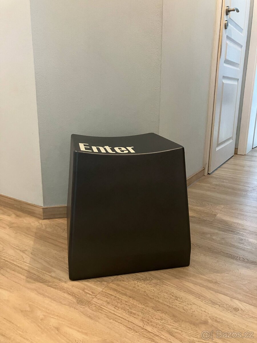 Designová židle ve tvaru klávesy Enter