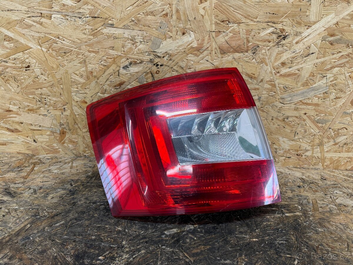 ZADNÍ LEVÉ SVĚTLO ŠKODA OCTAVIA 3 KOMBI 5E9945095