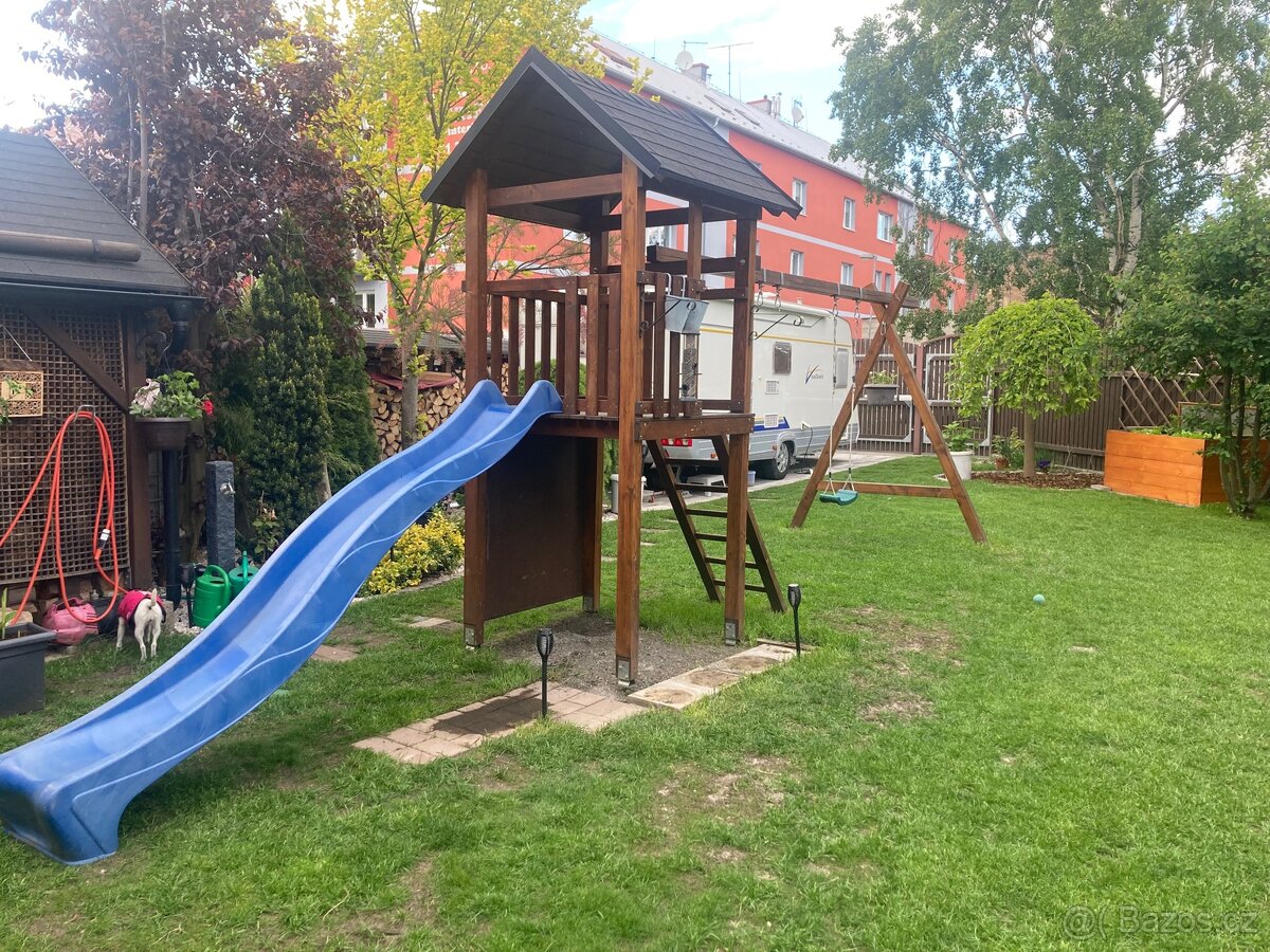 Dětský domeček, klouzačka, hřiště a houpačka