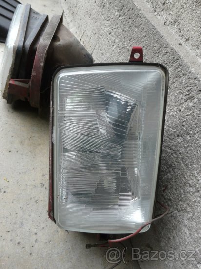 ŠKODA 105 - 130 přední světla v pěkném stavu