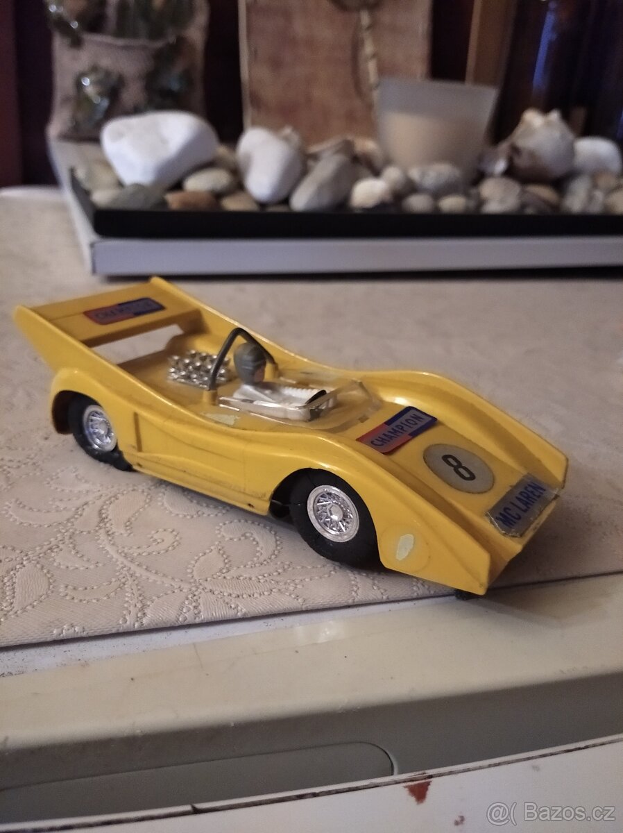 Auto McLaren na autodráhu ites tmavě zluta