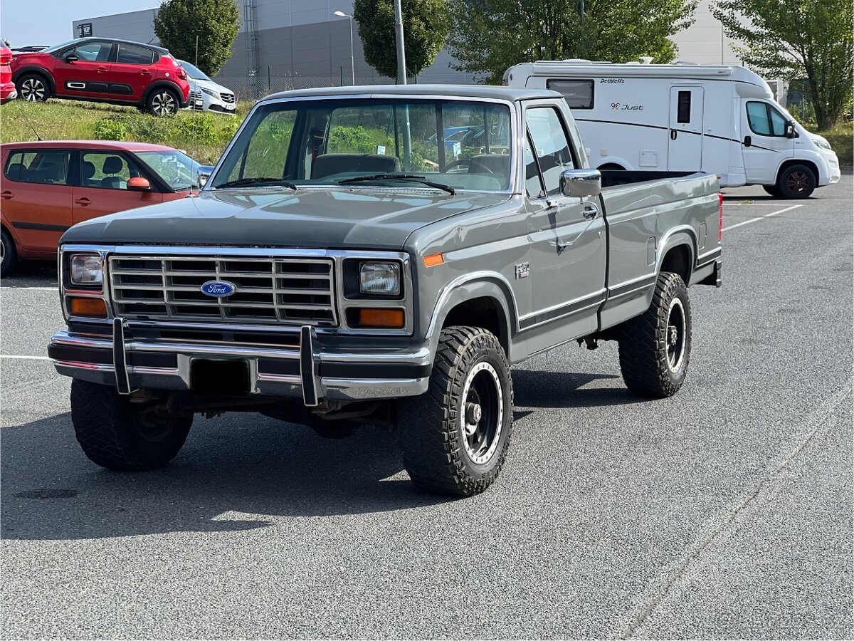 Ford F250 4x4 manuál benzin 7,5l