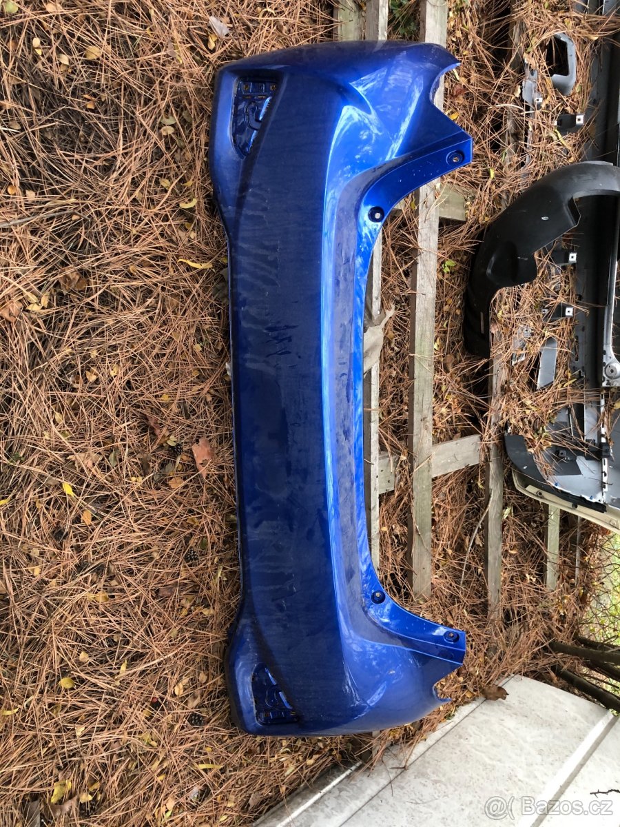 Toyota Yaris P13 zadní narazník