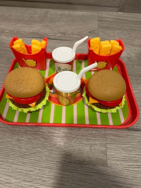 Hamburger a hranoly, limonády