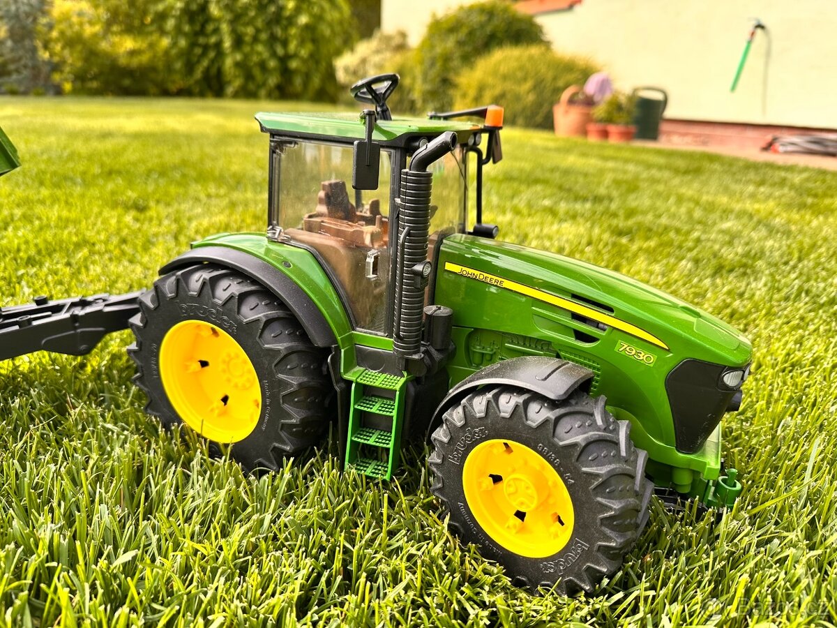 Traktor BRUDER John Deere s příslušenstvím