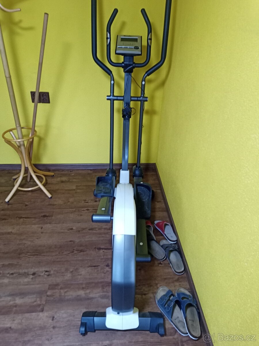 ŠLAPACÍ A POSILOVACÍ SROJ téměř nový. TOP stav.