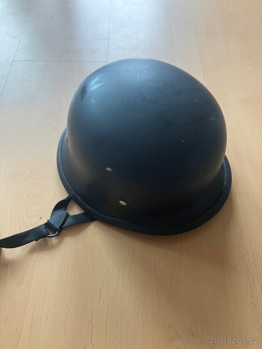 Stará vojenská helma