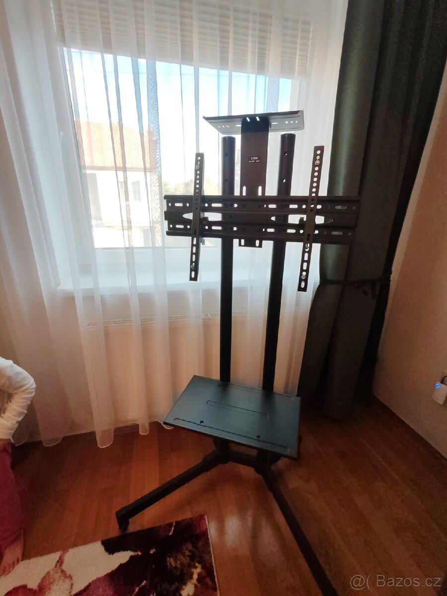 Pojízdný TV stojan Stell s poličkami, nastavitelný