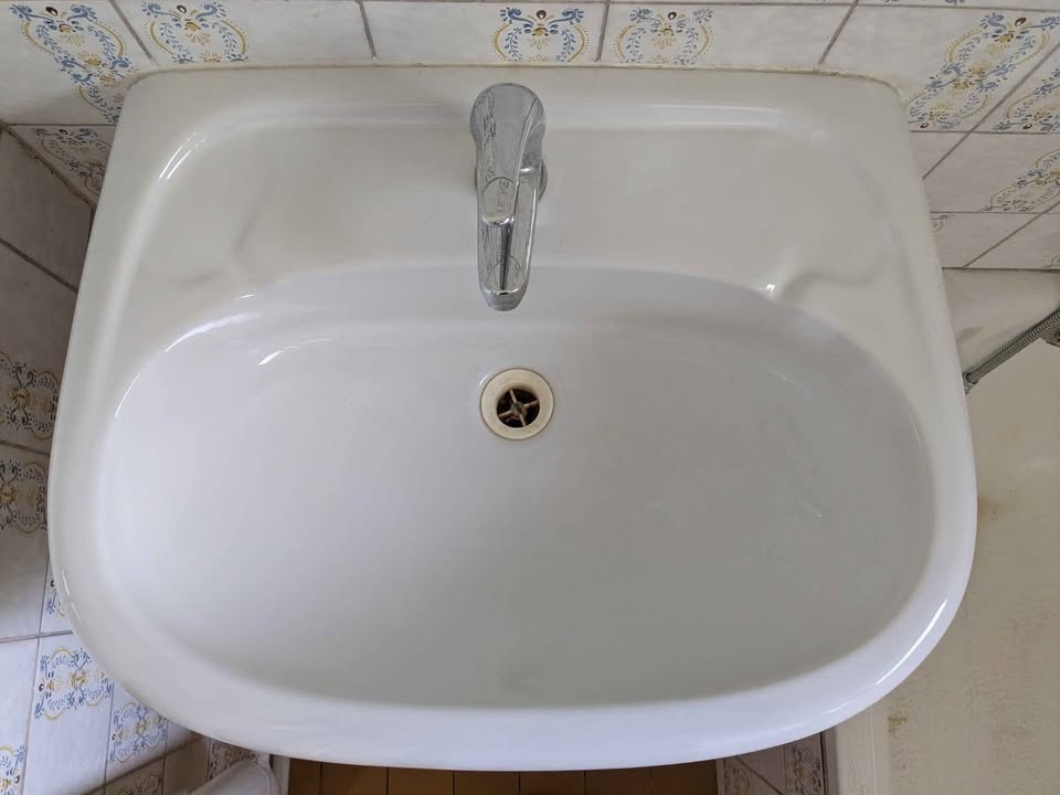 Bílé keramické umyvadlo