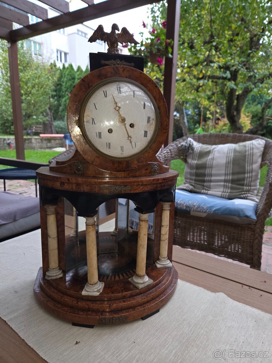 Sloupkové hodiny dříve funkční - potřebují opravu