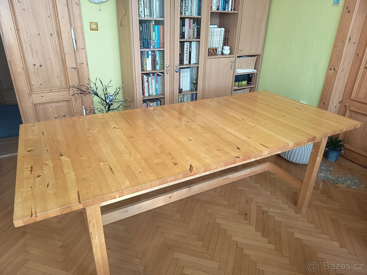 Rozkládací jídelní stůl