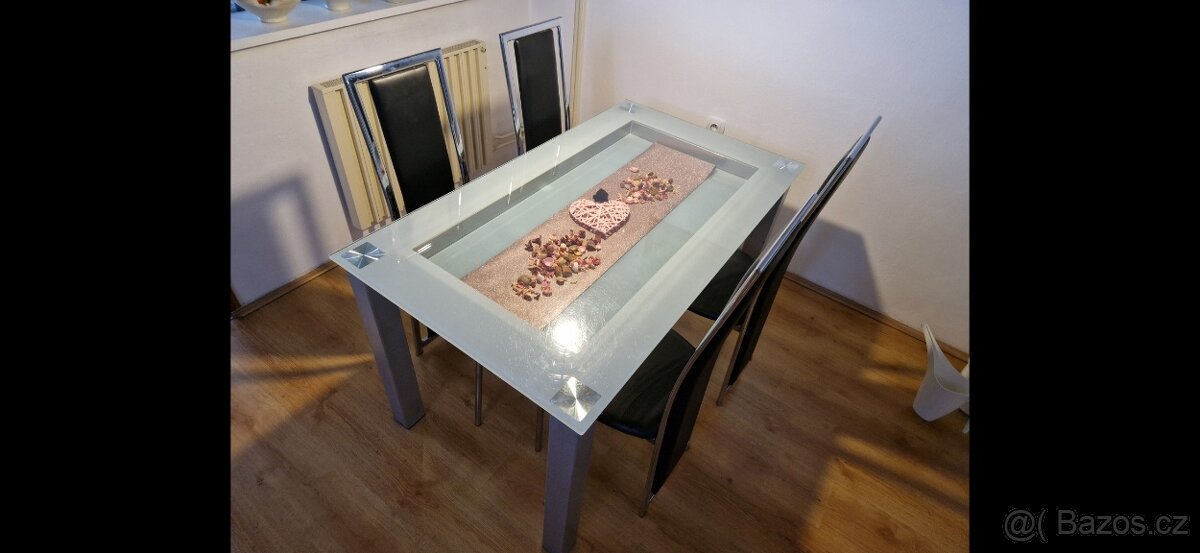 Jídelní stůl