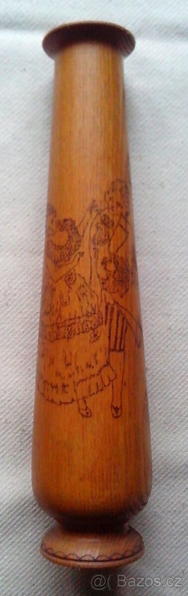 váza dřevěná, soustružená