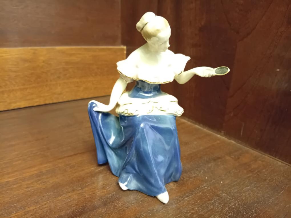 stará porcelánová soška dívka se zrcátkem