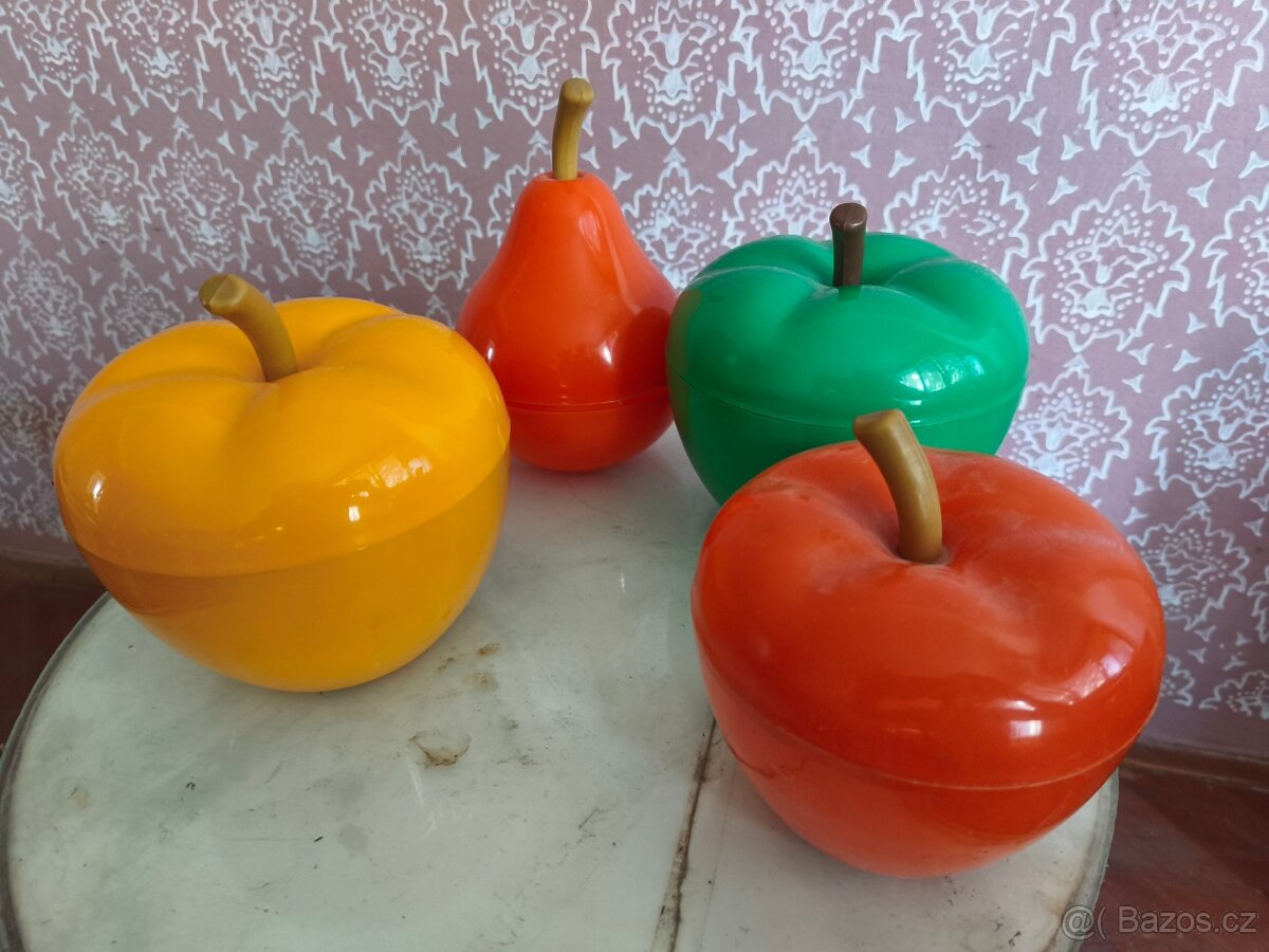 staré umělohmotné misky