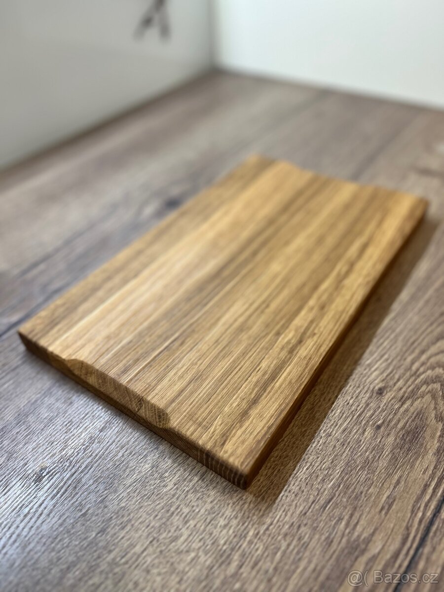 Dubové krájecí prkénko s drážkou