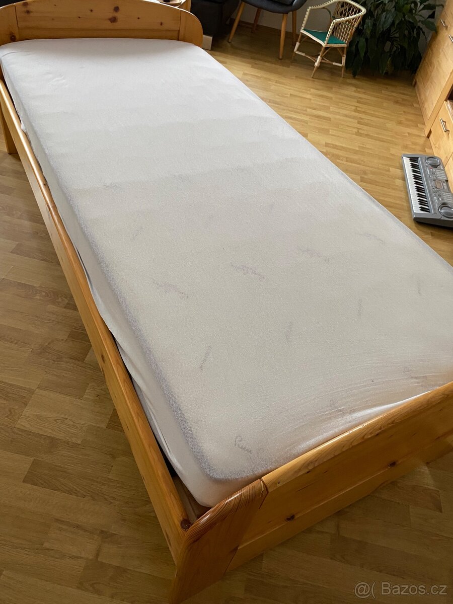 Dřevěná postel 90 cm s matrací