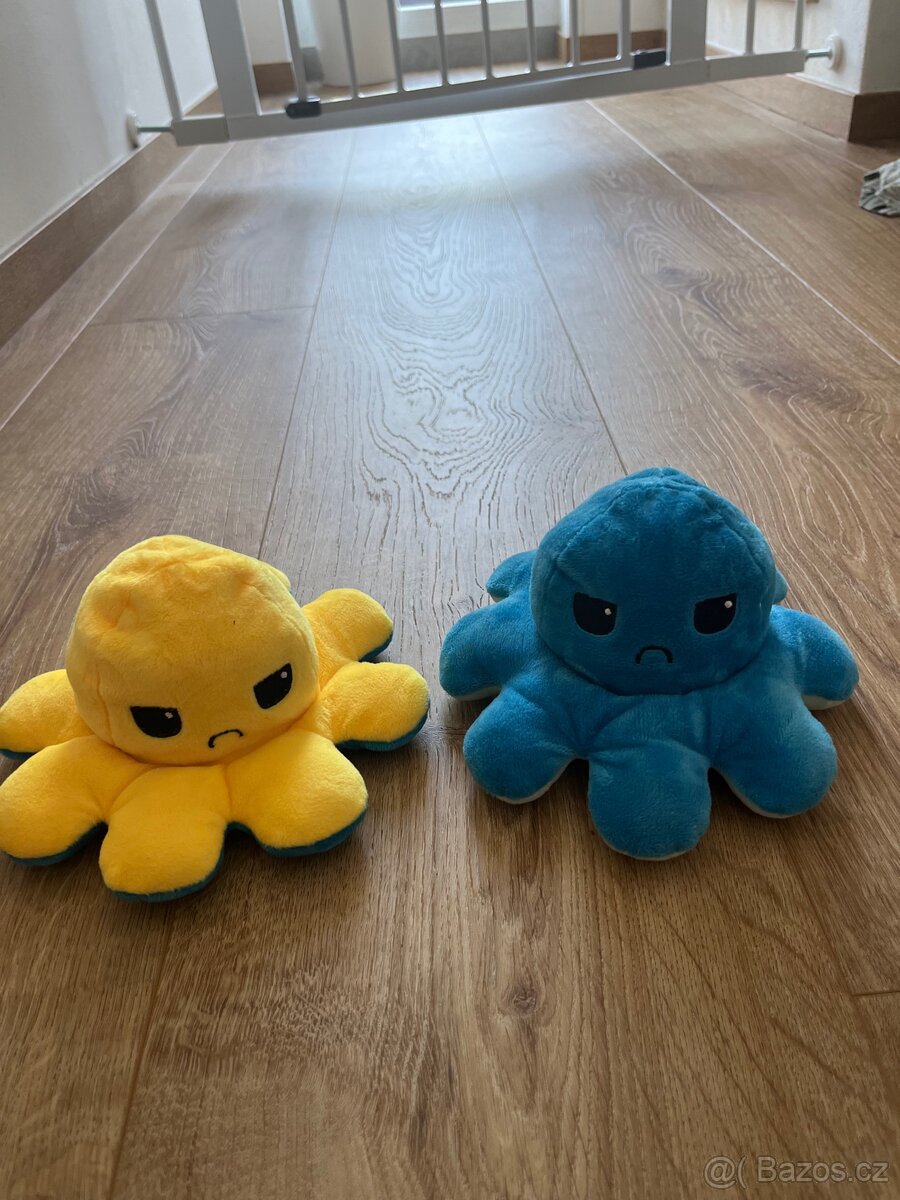 2 plyšové chobotnice měnící výraz