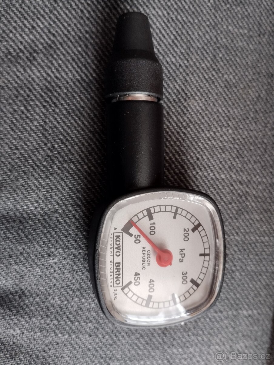 Měřič tlaků pneumatiky