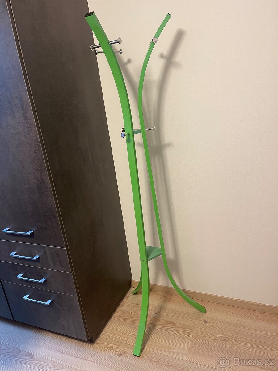 Zelený věšák IKEA