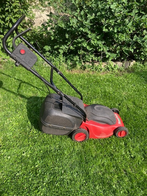 Prodám elektrickou sekačku na trávu