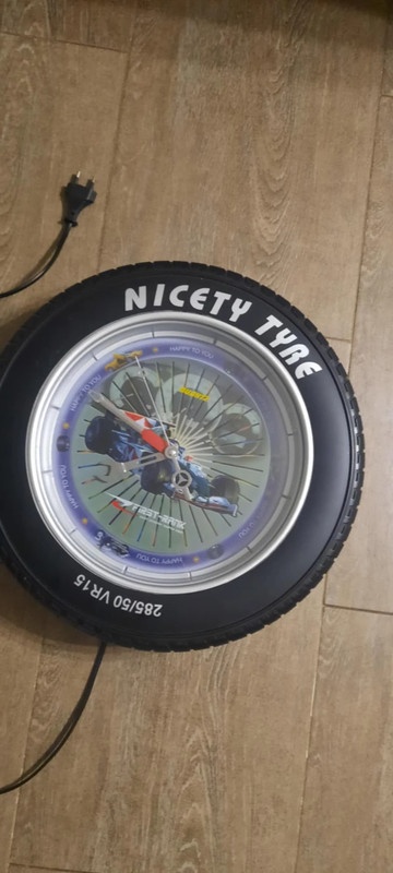 svíticí hodiny Nicety Tyre