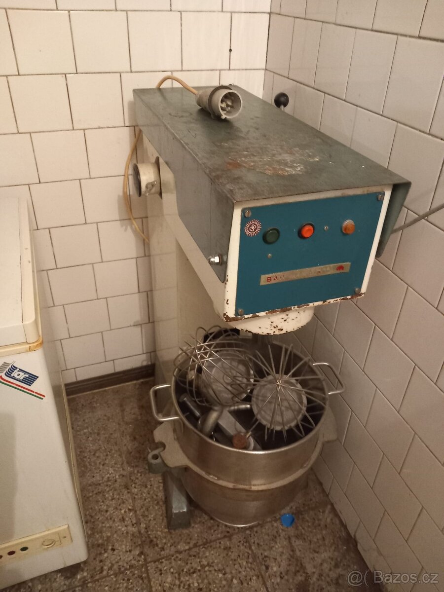 Hnětací, šlehací robot