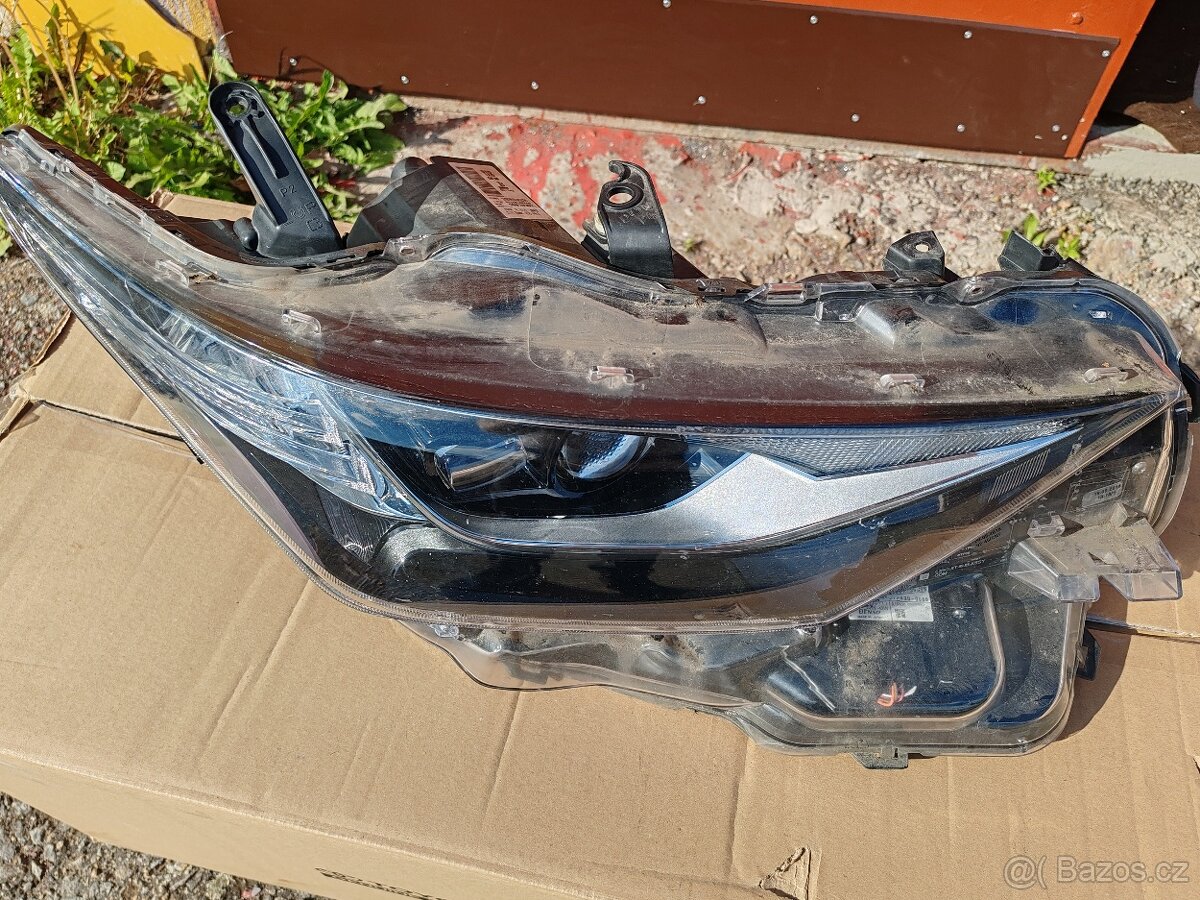 81110-02k60 světlo předek pravá FULL LED 81110-02K60 Toyota