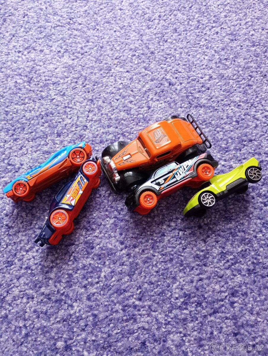 Pět autíček, včetně Hot Wheels