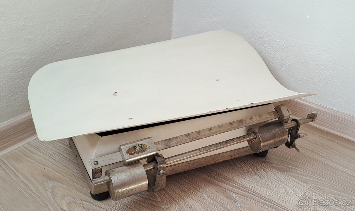 Retro kojenecká váha